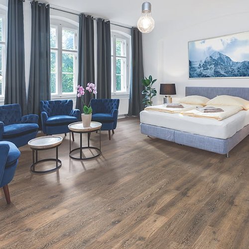 Wide plank laminate floors in Edison